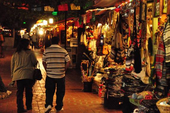 Olvera Street, no centro da histórica Los Angeles espanhola (Los Angeles, na Califórnia - Estados Unidos)